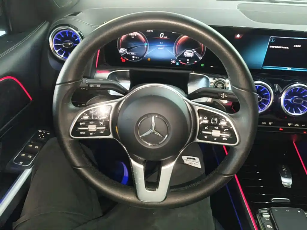 Mercedes-Benz GLB — миниатюра 11