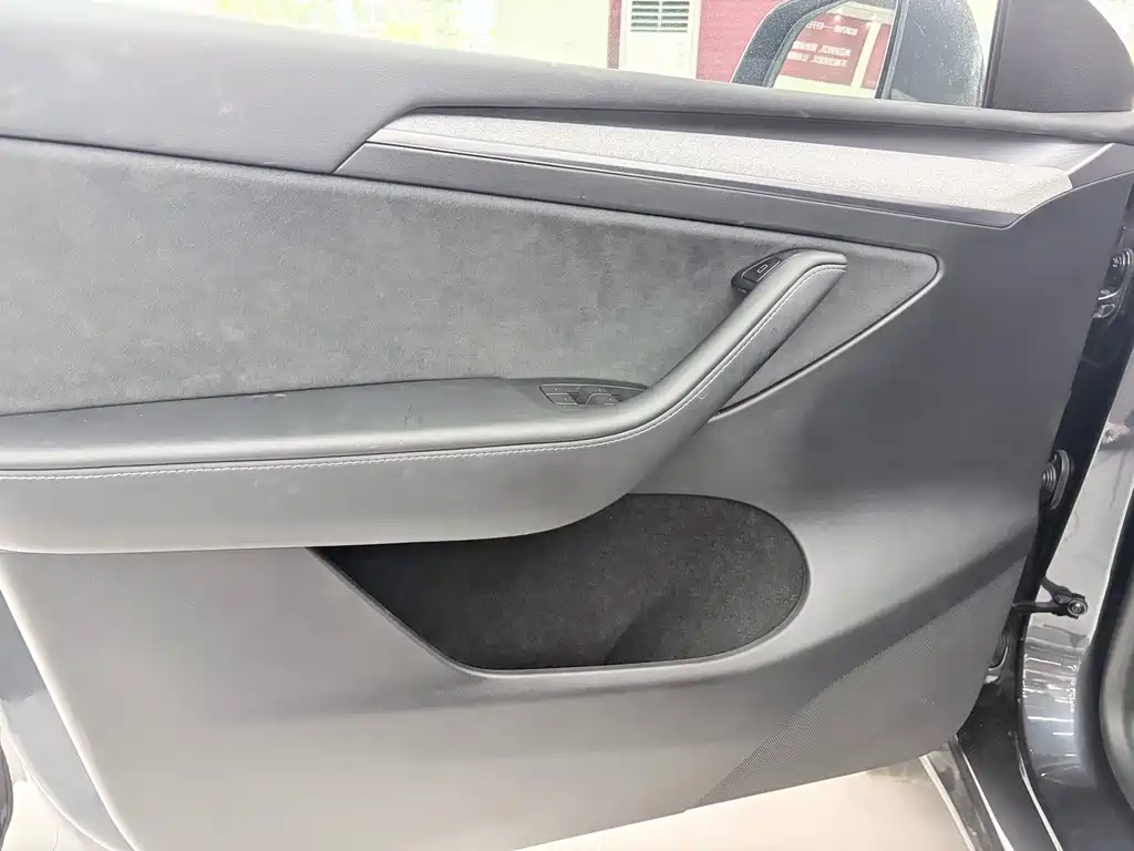 Tesla Model Y — миниатюра 14