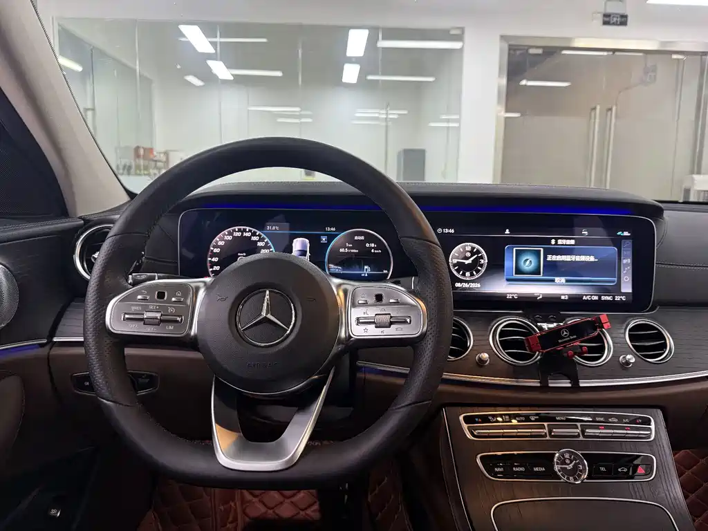 Mercedes-Benz E-Class — миниатюра 17