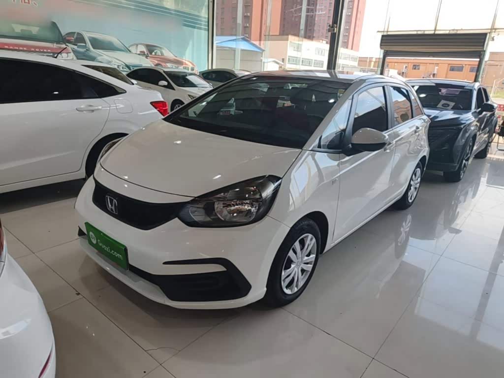 Honda Fit 1.5 л 2022 г. Белый, пробег 32800 км