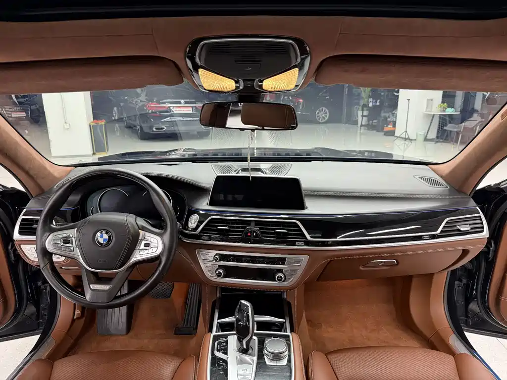BMW 7 Series — миниатюра 8