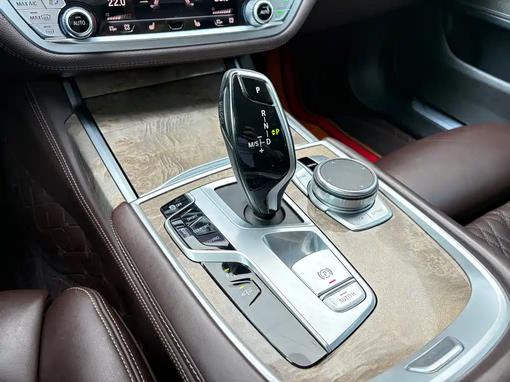BMW 7 Series — миниатюра 22