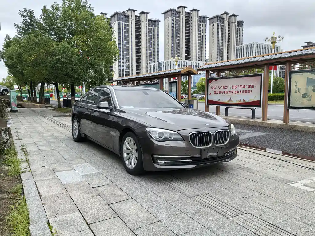 BMW 7 Series — миниатюра 2