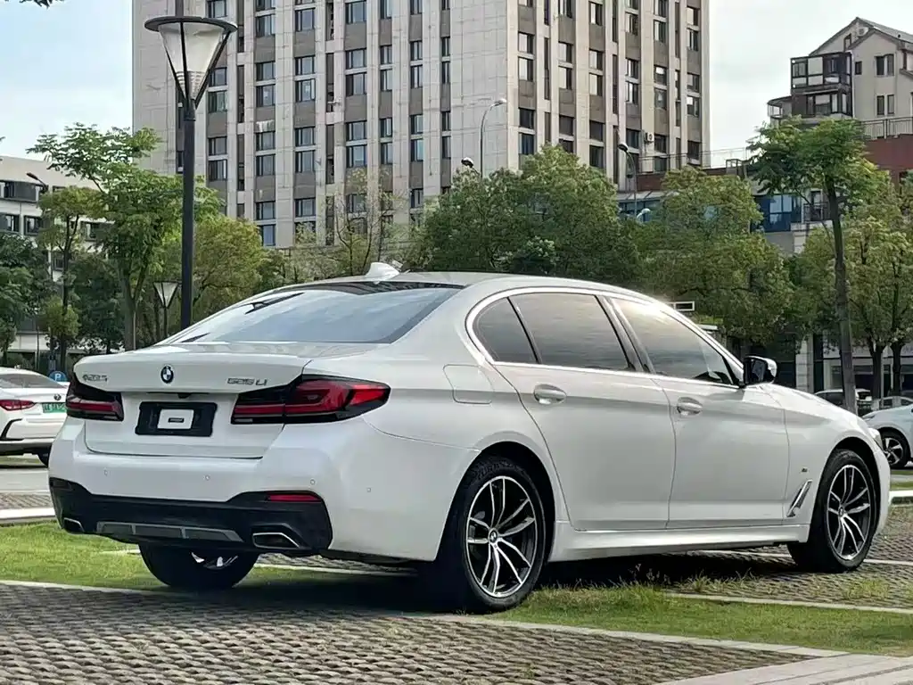 BMW 5 Series — миниатюра 9