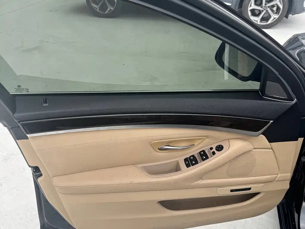 BMW 5 Series — миниатюра 5