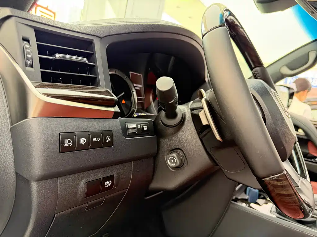 Lexus LX — миниатюра 12