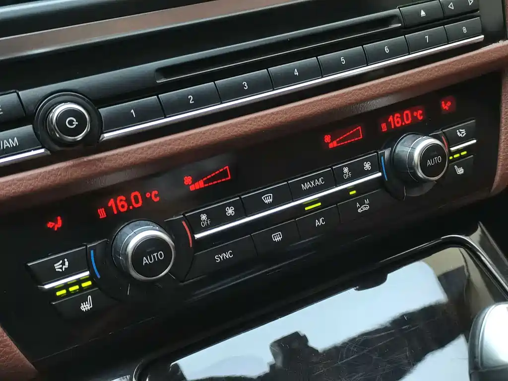 BMW 5 Series — миниатюра 24