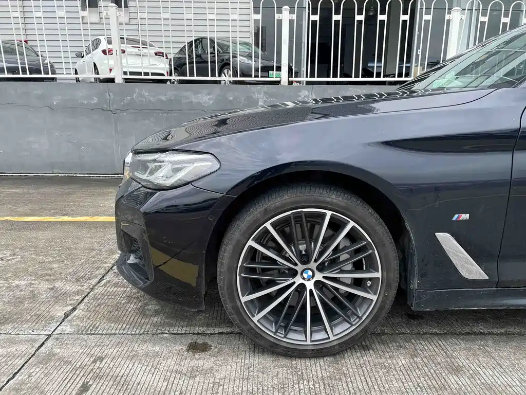 BMW 5 Series — миниатюра 7