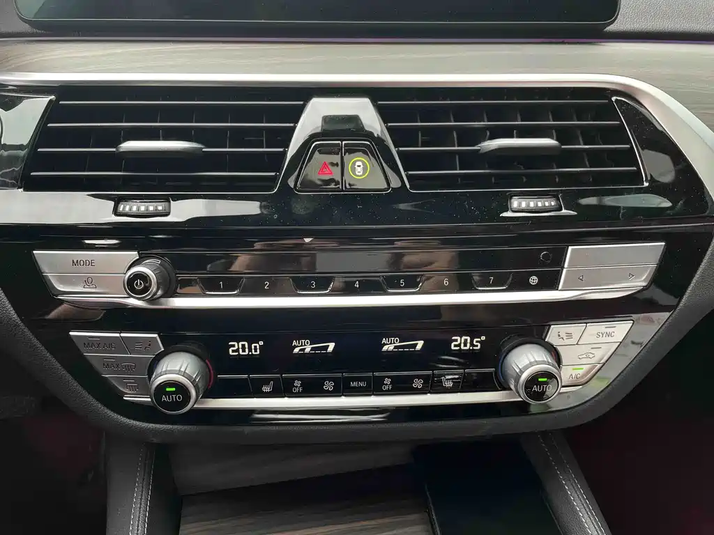 BMW 5 Series — миниатюра 13
