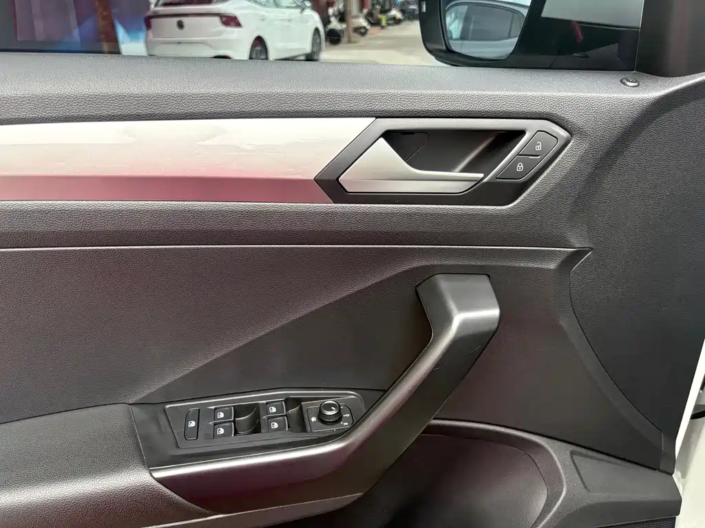Volkswagen T-Roc — миниатюра 12