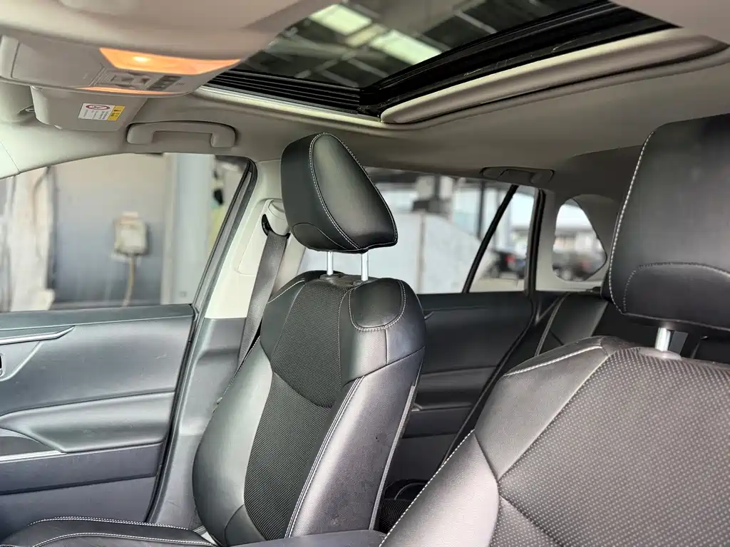 Toyota RAV4 — миниатюра 8