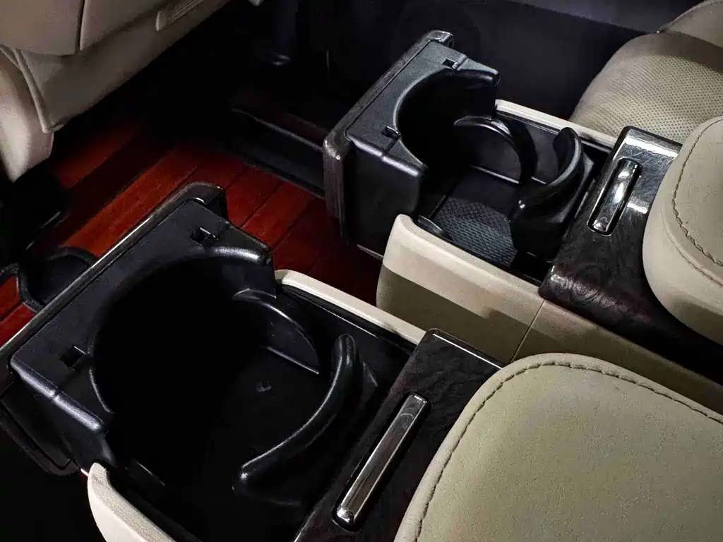 Toyota Alphard — миниатюра 13