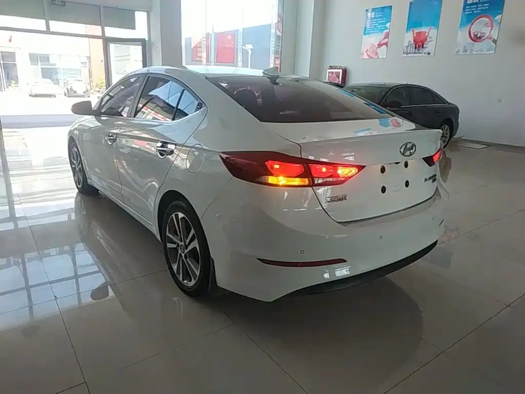 Hyundai Elantra — миниатюра 5