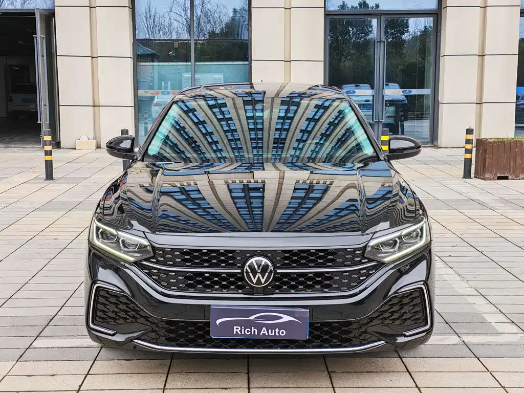 Volkswagen Passat 2022 330TSI Luxury