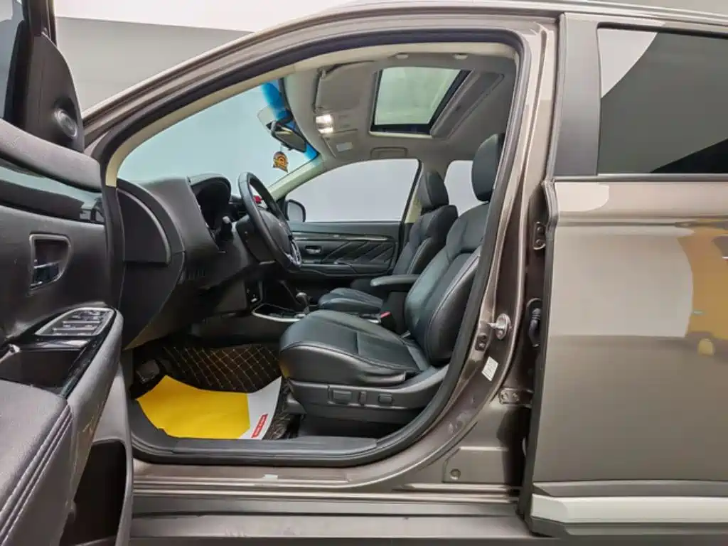 MITSUBISHI OUTLANDER