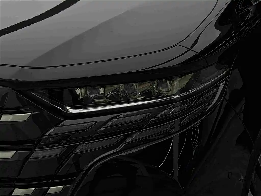 Toyota Alphard — миниатюра 3