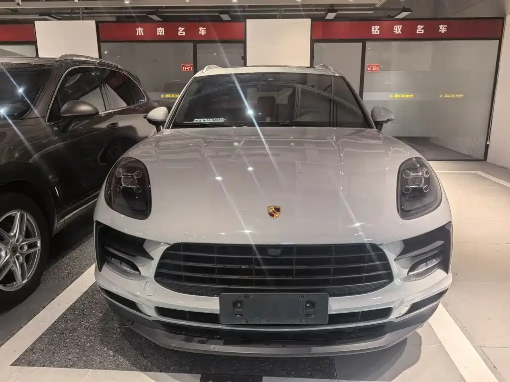 PORSCHE MACAN