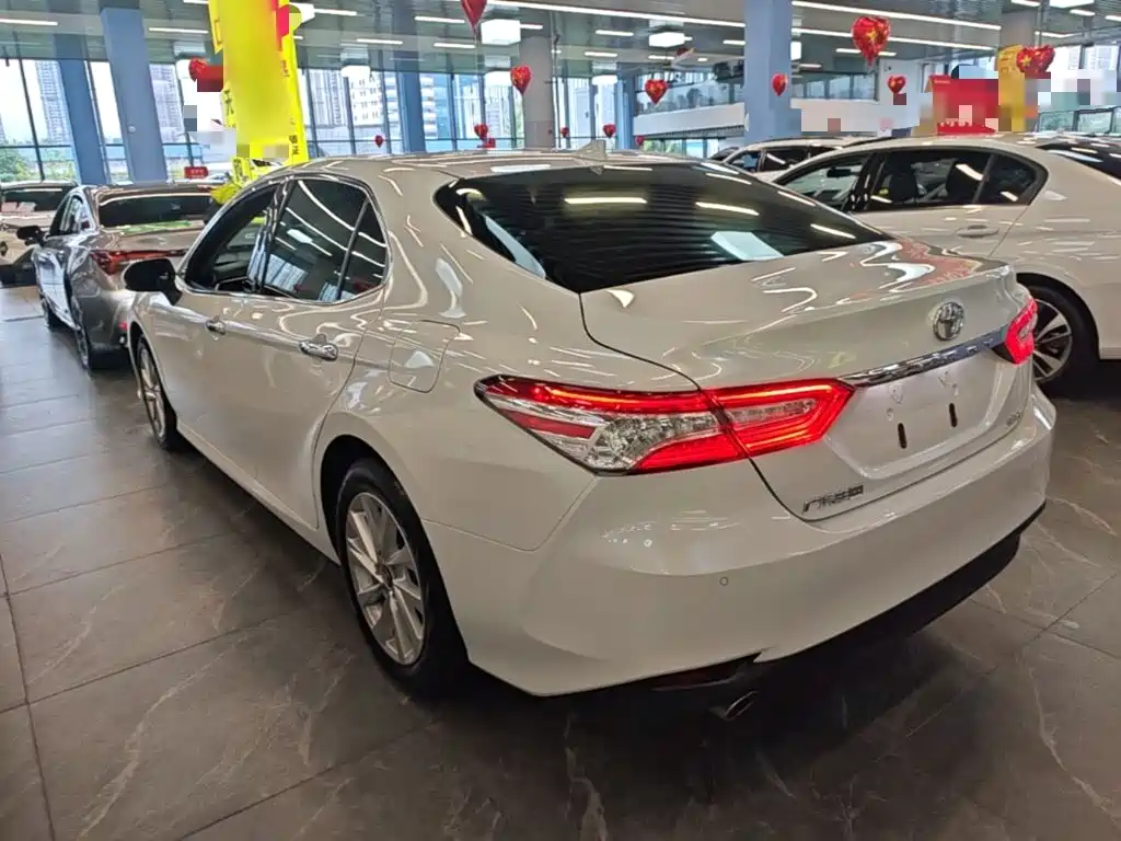 Toyota Camry — миниатюра 5