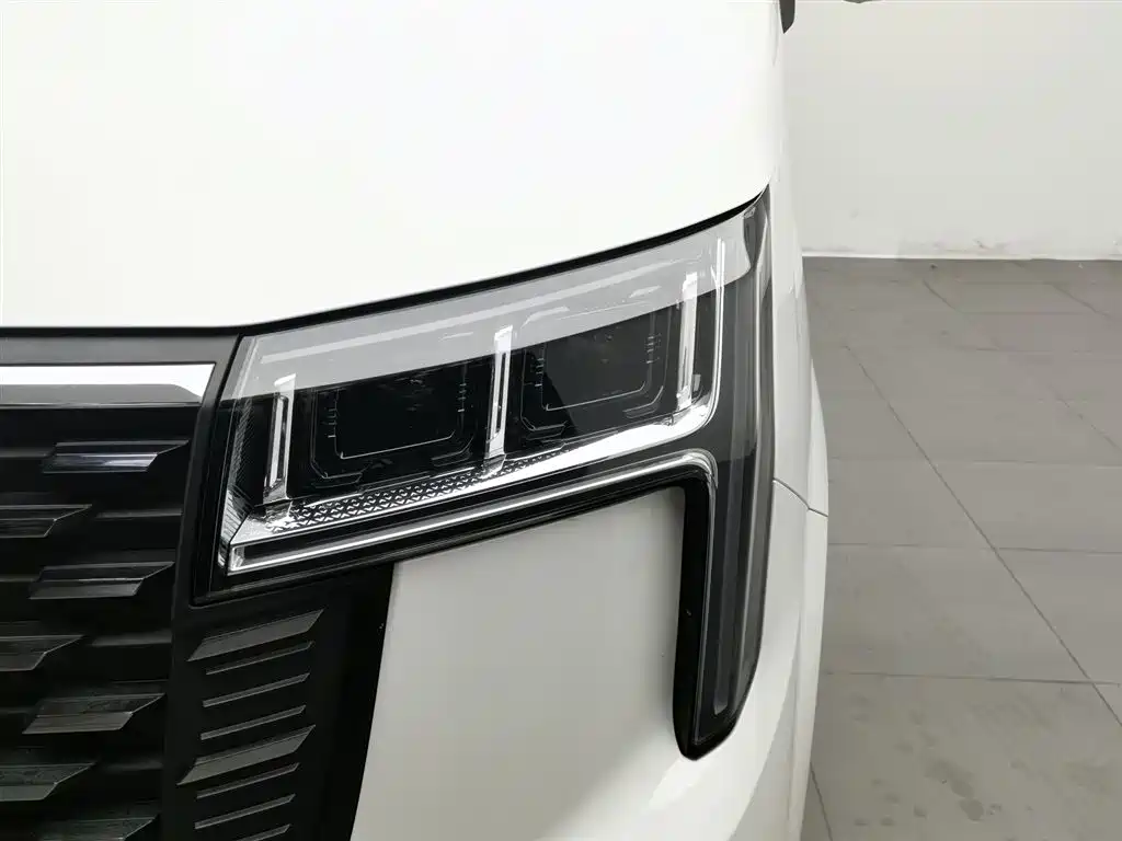Maxus V80 2025 PRO 2.0T AT 5/6 мест