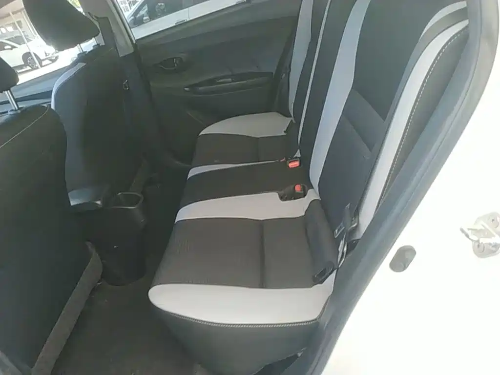 Toyota Yaris L — миниатюра 17