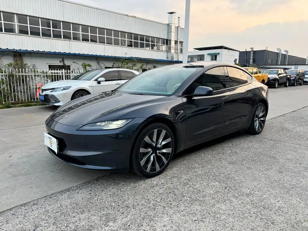 Tesla Model 3 2024