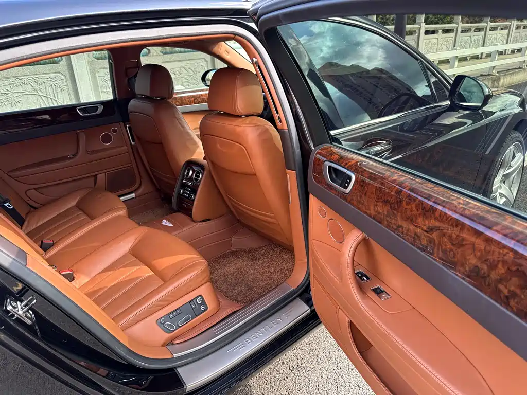 Bentley Flying Spur — миниатюра 8