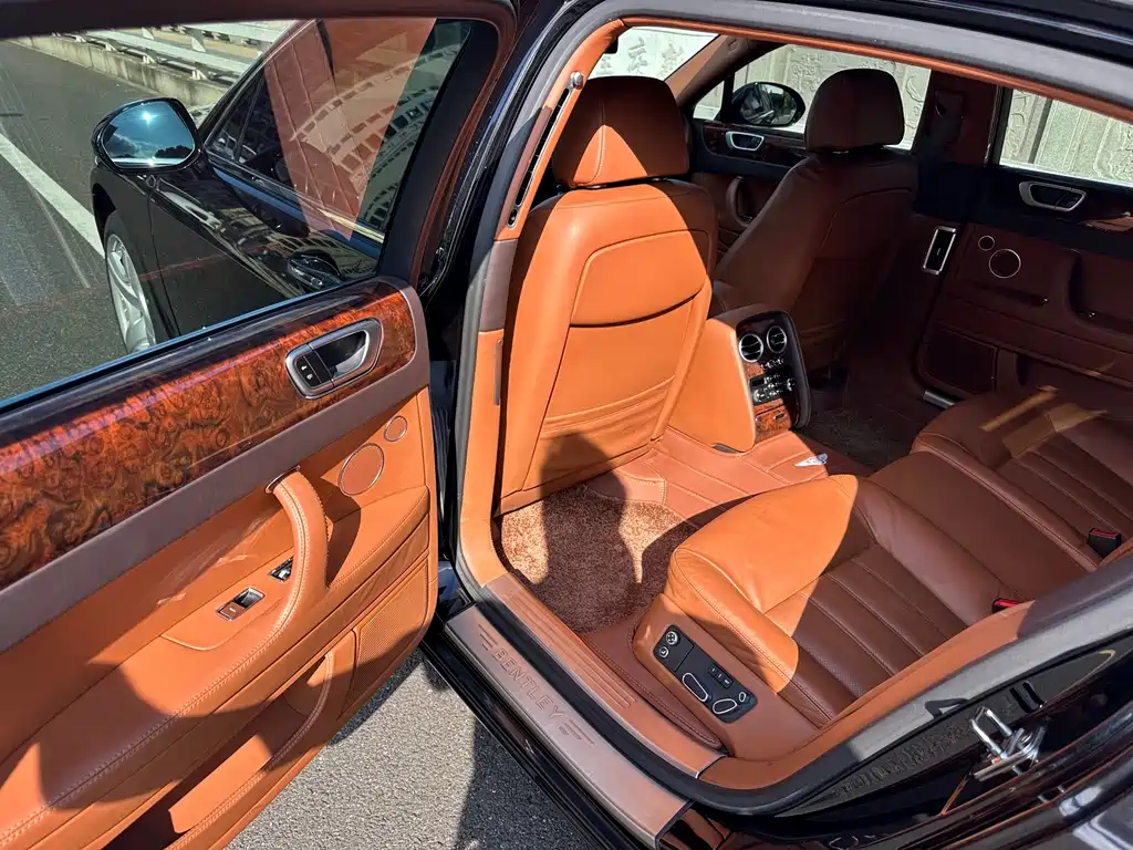 Bentley Flying Spur — миниатюра 9