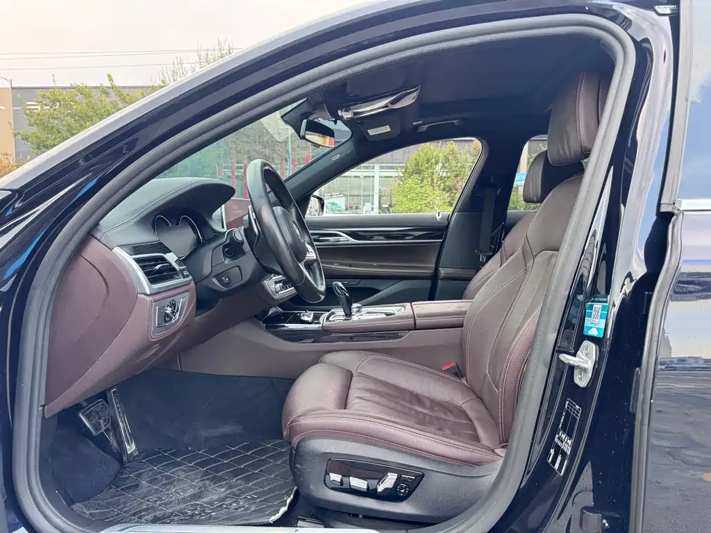 BMW 7 Series — миниатюра 7