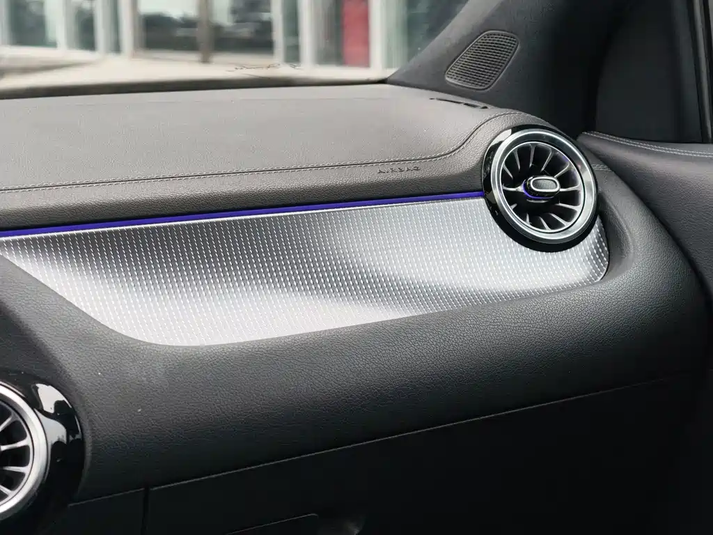 Mercedes-Benz GLA — миниатюра 10
