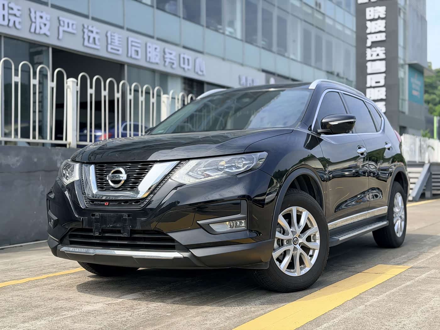 Nissan X-Trail 2.0 л 2025 г. Чёрный, пробег 13000 км