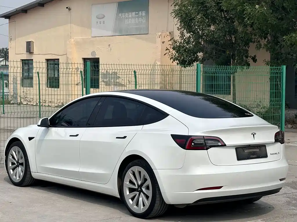 Tesla Model 3 — миниатюра 7