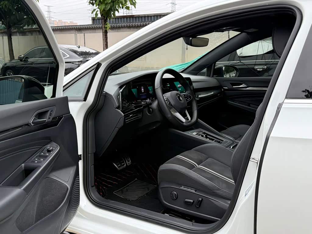 Volkswagen Golf 1.4 л 2022 г. Белый, пробег 41000 км