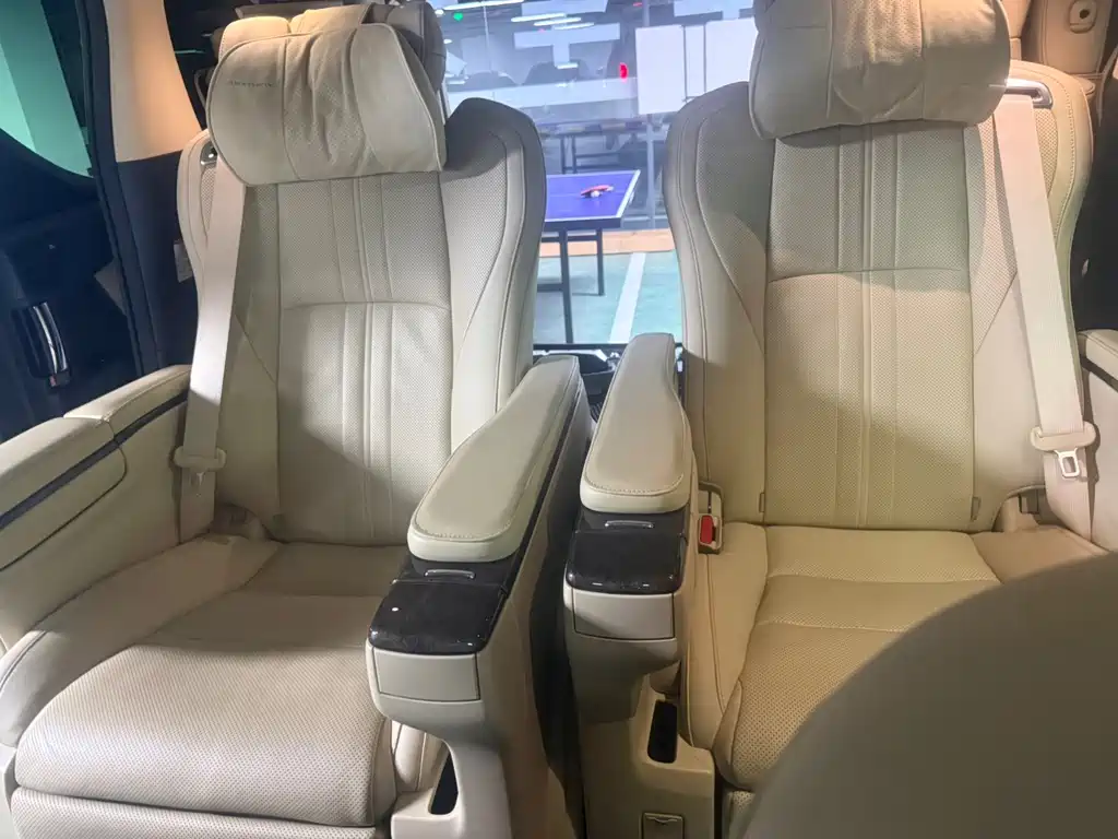 Toyota Alphard — миниатюра 7