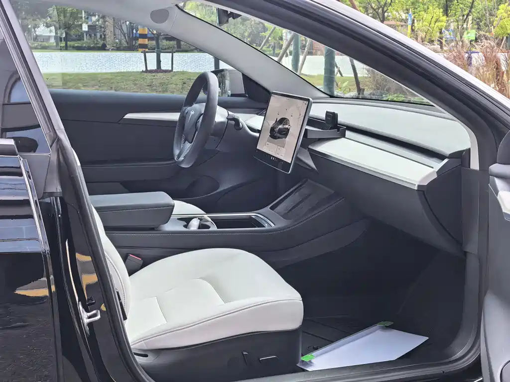Tesla Model 3 — миниатюра 12