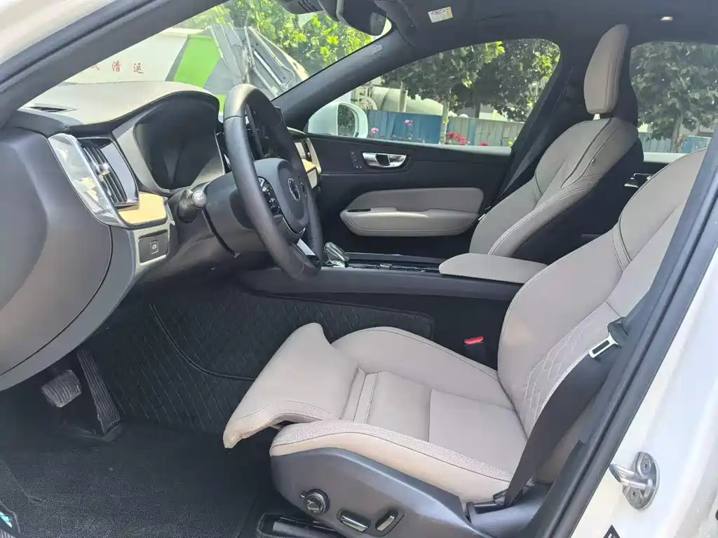 Volvo XC60 2026 B5 Luxury