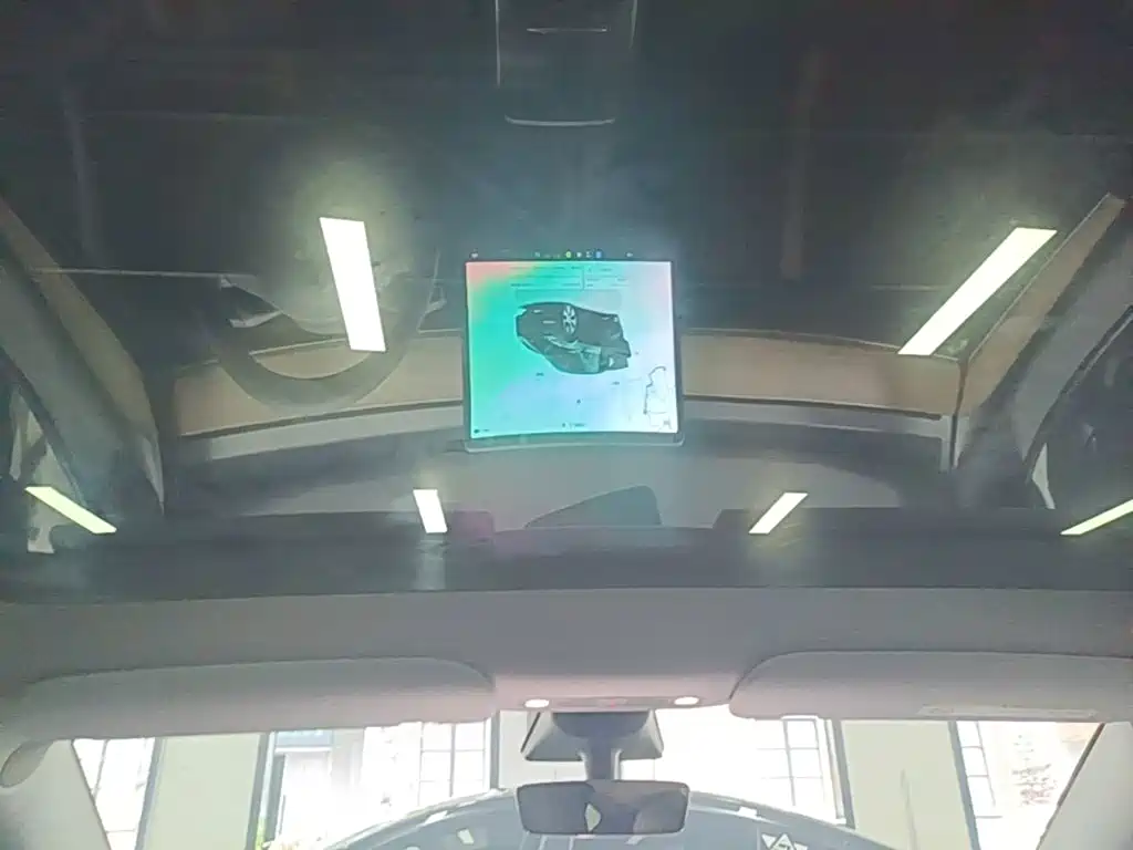 Tesla Model Y — миниатюра 18