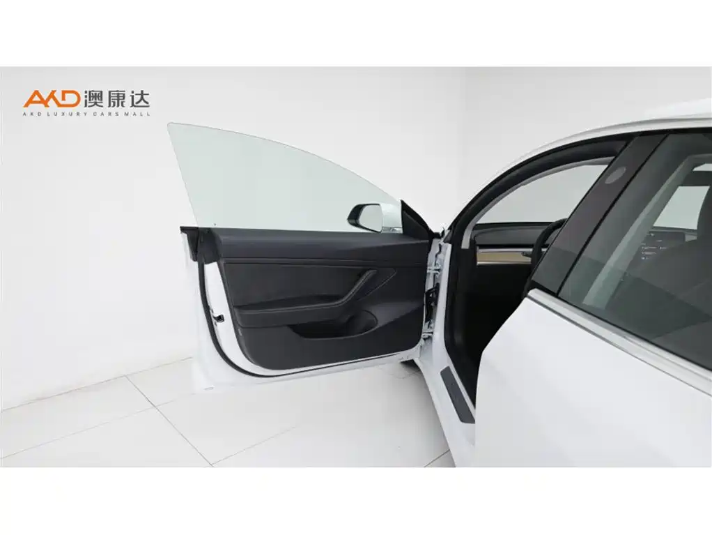 Tesla Model 3 — миниатюра 10