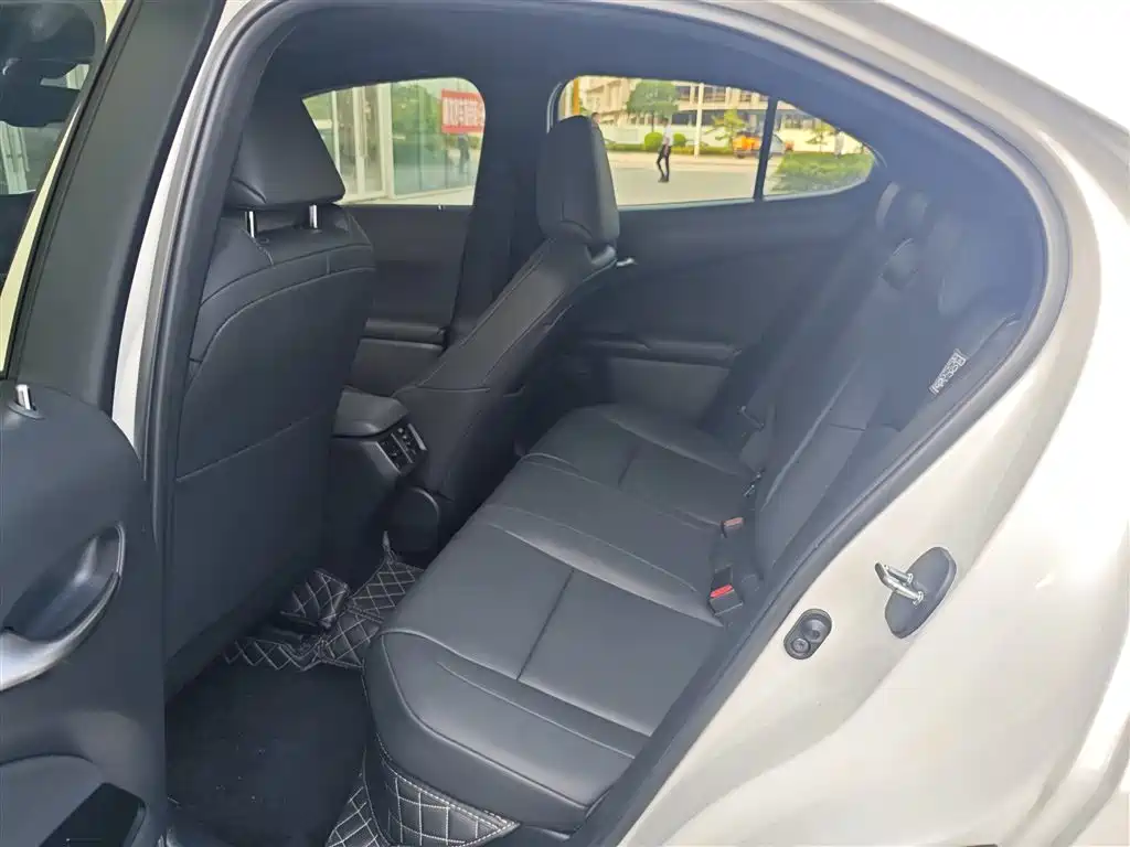 Lexus UX — миниатюра 5