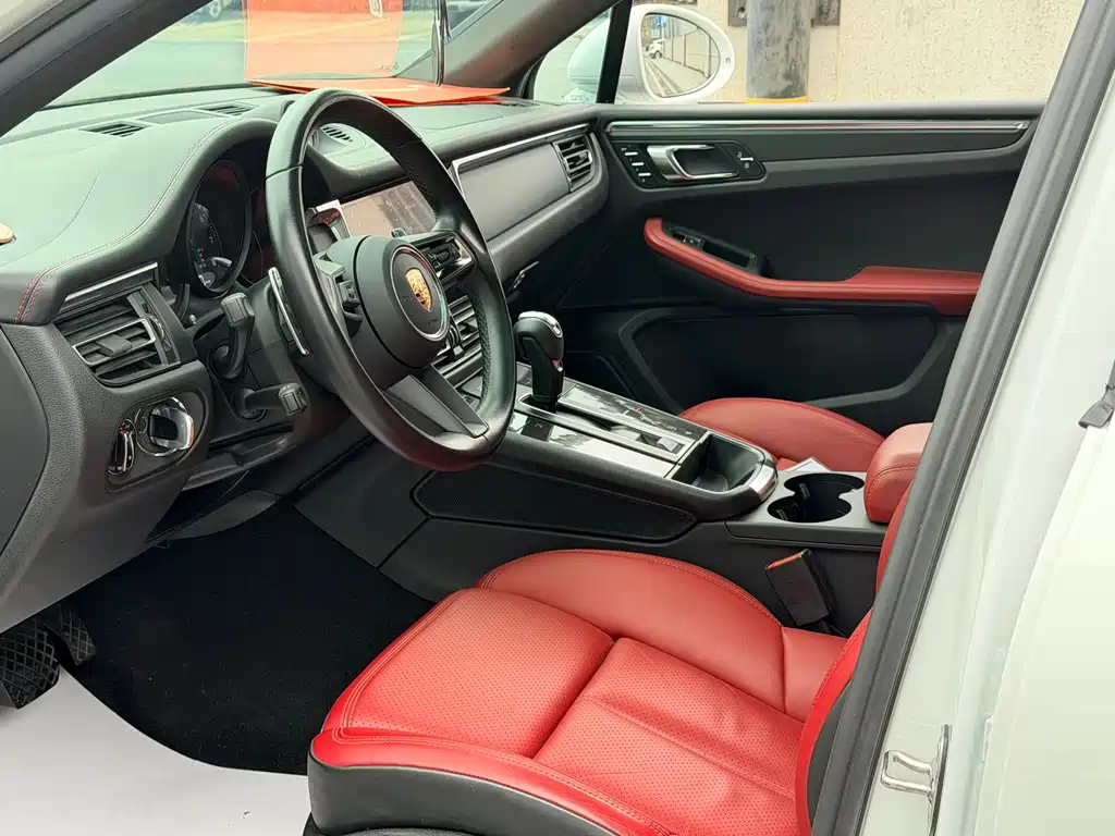 PORSCHE MACAN