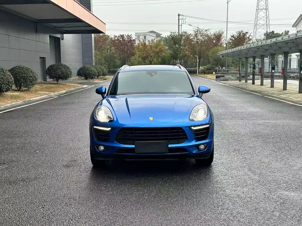 PORSCHE MACAN