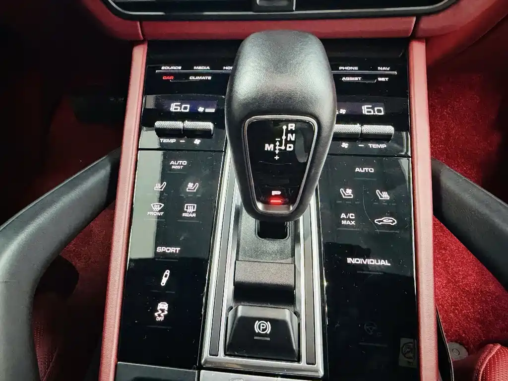 Porsche Cayenne — миниатюра 11