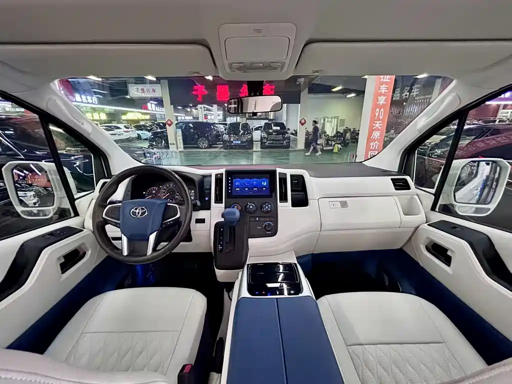 Toyota HiAce 2021 3.5L AT