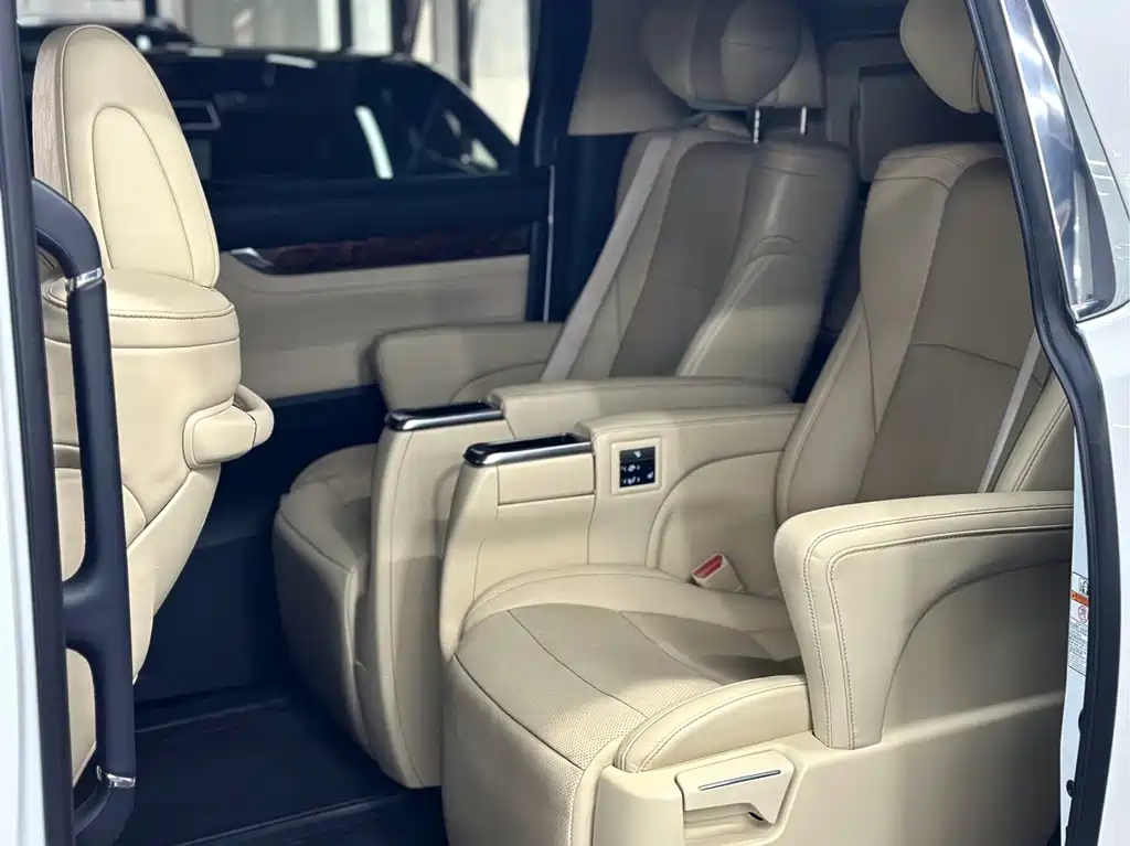Toyota Alphard — миниатюра 6
