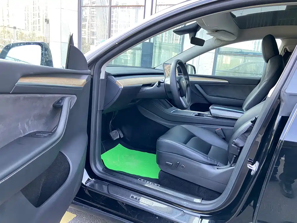 Tesla Model Y — миниатюра 9
