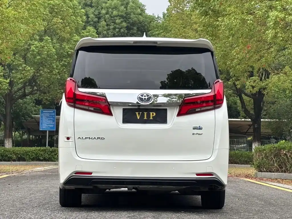 Toyota Alphard — миниатюра 5