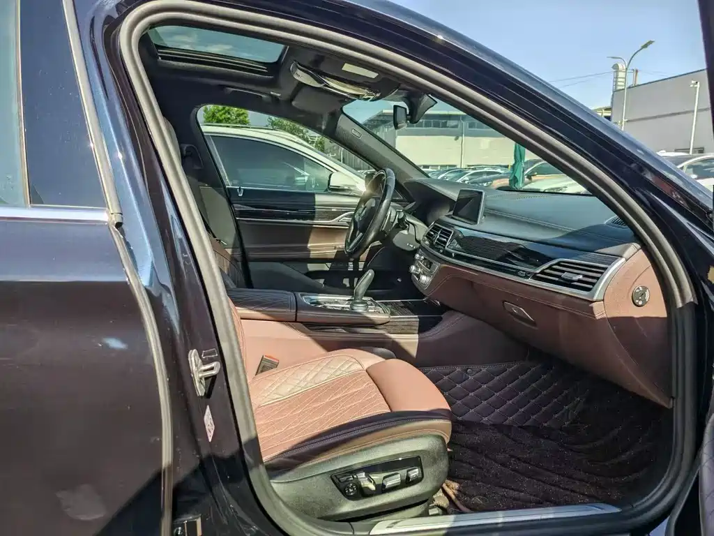 BMW 7 Series — миниатюра 7