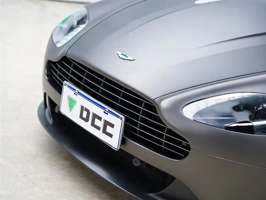 ASTON MARTIN V8 VANTAGE