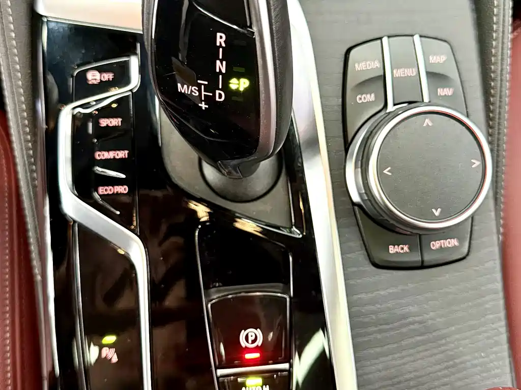BMW 5 Series — миниатюра 11