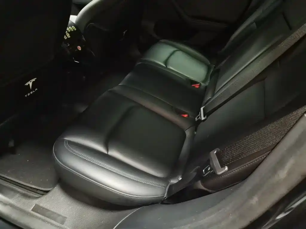 Tesla Model Y — миниатюра 17