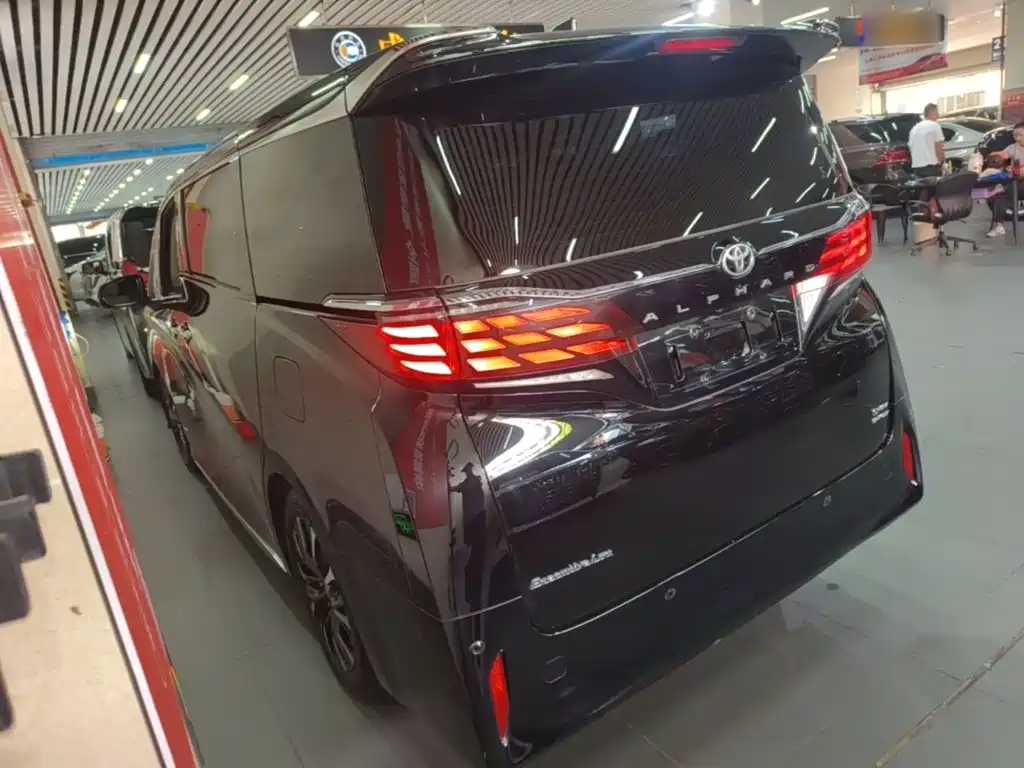 Toyota Alphard — миниатюра 5